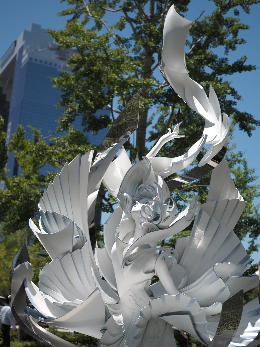 optica2525's tweet photo. 新緑と初夏の空に映る美しい米山舞先生の彫刻をグランフロント大阪で見てきました。どの角度から見ても美しかったです。念願かなってようやく見に行けました。 https://t.co/jJCmQ9RcnQ