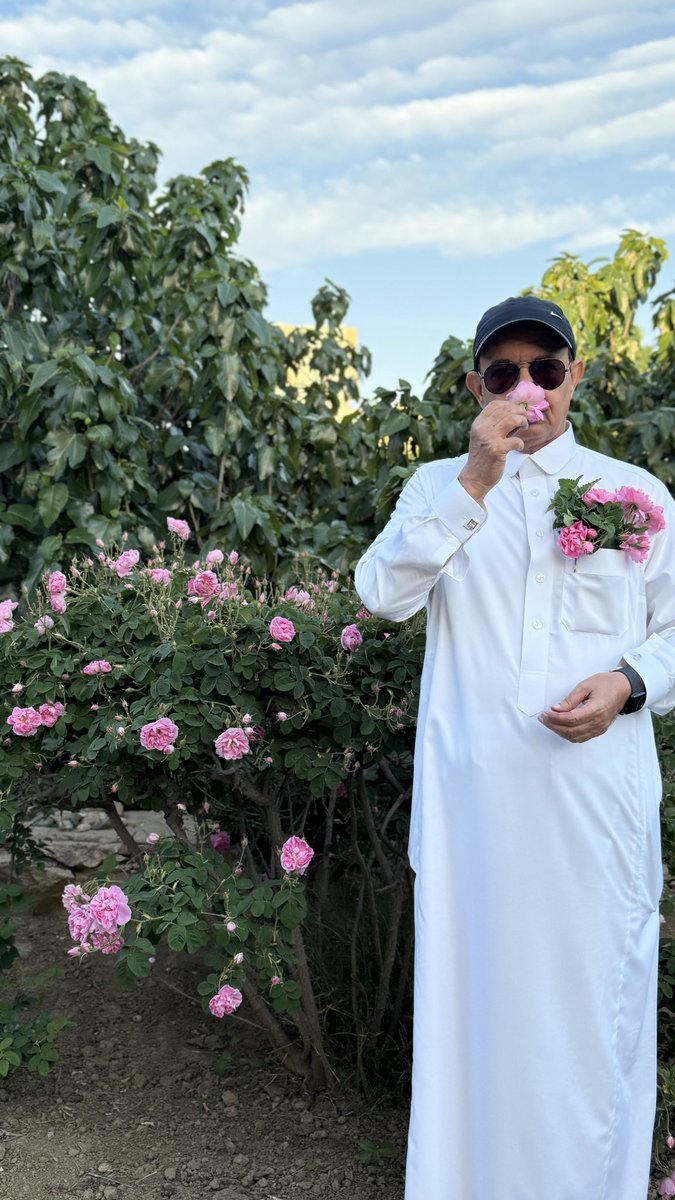 fh080's tweet photo. الحُبّ من القلب (حُبّ وتقدير وإعجاب)
مشاعر متعددة لكنها صادقة  ..
حافظ عليها ولا تُغيرها وإن كانت هناك
أخطاء .. فالقلب يعتبرها عابرة .. ولا يمكن
أن يغيِّر أحاسيسه نحو من يُحِب ..!
فعقلك متسرّع ويغضب معك
هنا (تجاهله) ..
 وابقى مع قلبك تسعد🫶
❤️القلب يعشق كل جميل❤️
#قمر_الليلة 
#ورد_الهدا 💐💕💐