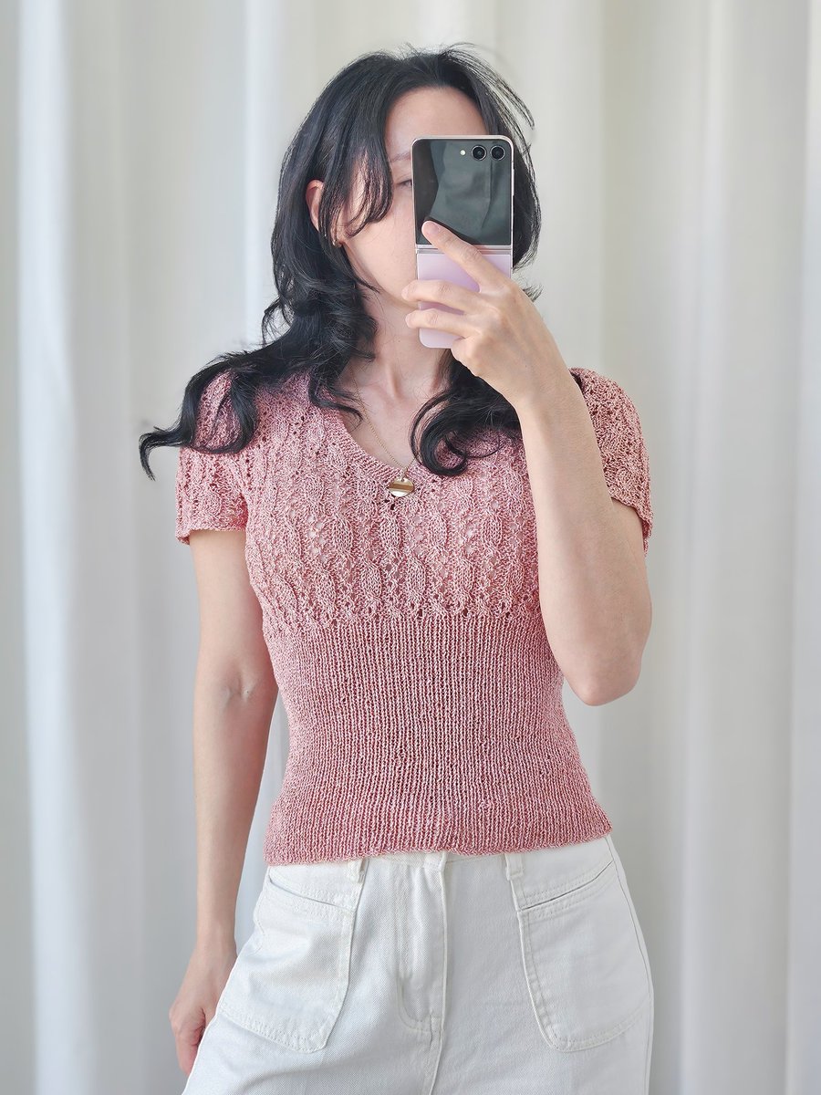 sweetknit's tweet photo. 데님시크 캐서린 탑, 올 가을에 출판될 줄리아 선생님의 도안입니다. 데님시크의 특징을 아주 잘 살려준 예쁜 디자인이죠?
데님시크실 구매는 ➡️ https://t.co/To5Us6MYGG https://t.co/VrFEFiiNjS