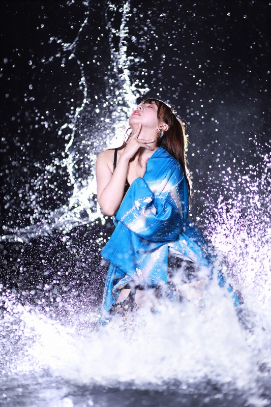 PhotoTsubasa's tweet photo. 【蒼の祈り】

その祈りに応えるように、
無数の雫が光を纏った。

＃つばさフォト　＃鎌倉山スタジオ https://t.co/4I9moOvTIY