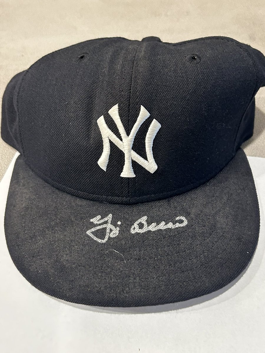 cardguymike1's tweet photo. CGMStackSale ($1 pwe $6 bmwt $10 big items)

All RT, Tags, Takes  and offers appreciated 

Yogi Berra signed hat $235 https://t.co/sQ2DPnJdFv