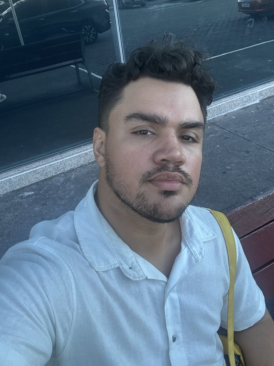 fm160810's tweet photo. El muchaco de los ojos tristes 
Vive solo y necesita amor https://t.co/MBGlTifDWi