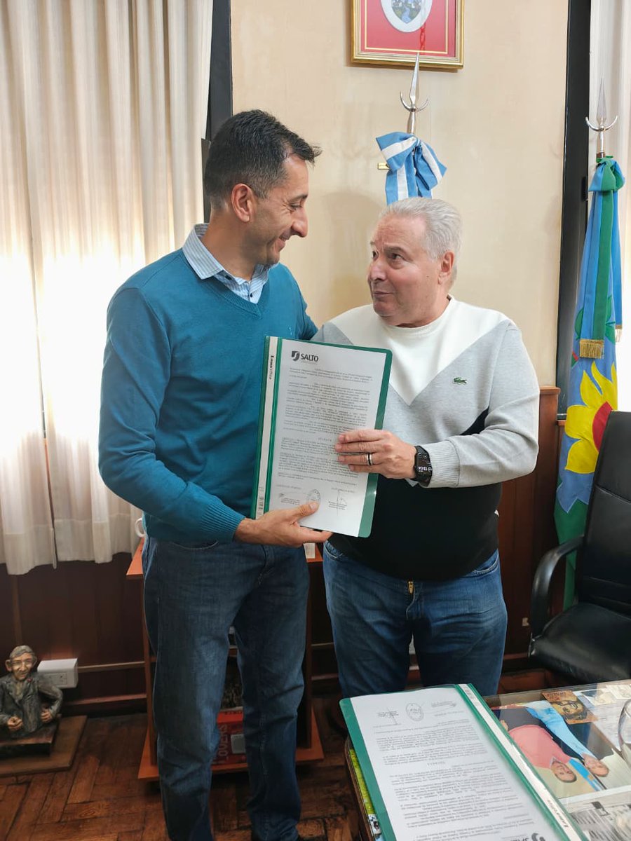 EchevarriaMariJ's tweet photo. En la flamante delegación de Salto [Bs As] se realizó una nueva presentación del Mapa Socioeconómico del Fútbol del Interior del Pais y mostró datos q no dejan de sorprender:
"Desde el punto de vista económico, los resultados obtenidos confirman que el fútbol del interior representa un sector de magnitud significativa, con un Producto Bruto Nominal estimado en aproximadamente $ 290.000 millones anuales, cifra que —por su carácter conservador— subestima el impacto total al no incluir ingresos extraordinarios ni efectos indirectos
El fútbol es una gran industria que genera y mueve recursos pero ademas cumple un rol social imposible de reemplazar."
Universidad Nacional de San Luis. Relevamiento solicitado por el Consejo Federal a cargo de @TovigginoPablo