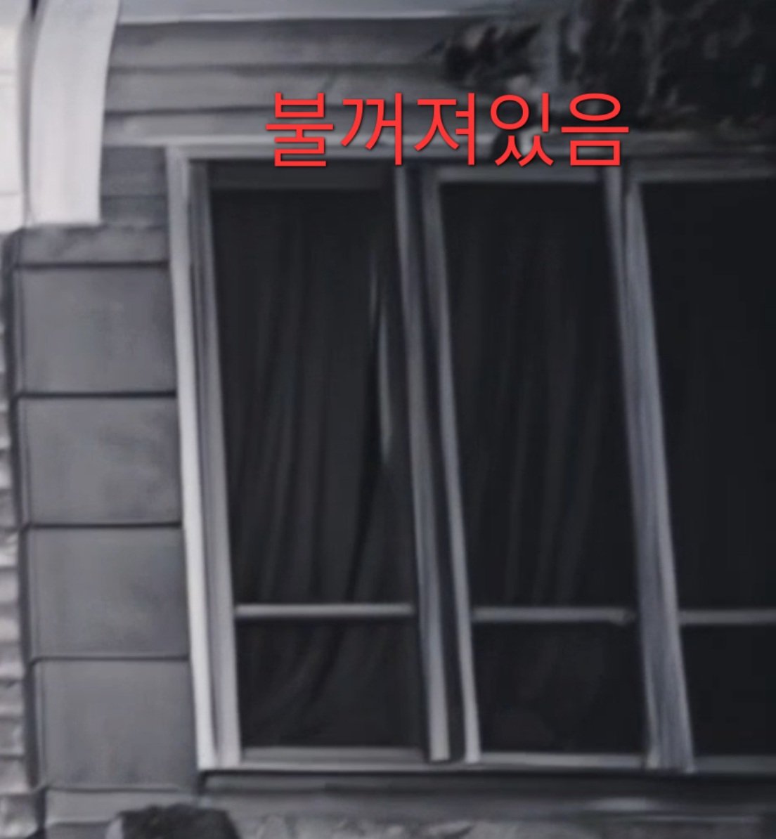 heemiiiin000's tweet photo. 난리난 나주흉가 영상

- 나주흉가라고 대한민국 3대 흉가가 있음
- 무당들도 절대 가지말라고 신신당부하는 장소임(유튜브에서도 자주 소개됨)
- 영상 하나가 올라옴
- 분명 불꺼진 방인데 문이 열리더니 갓 같은걸 쓴 남자가 불켜진 방에서 나왔다 들어감
- 영상 찍은 흉가체험간 사람들은 아무것도 못봤다함
- 무당들은 지옥과 연결된 곳이고 저 사람은 지옥문지기 또는 저승사자일 수 있다함
