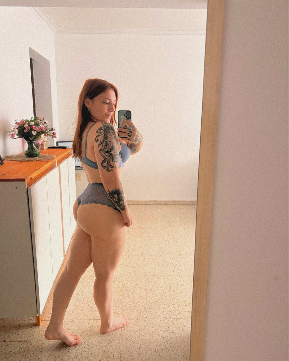 Laracabezas96's tweet photo. Yo yendo al laburo vs yo un Domingo en casa. 🌙♐️💙 https://t.co/r2GdRYXqg6