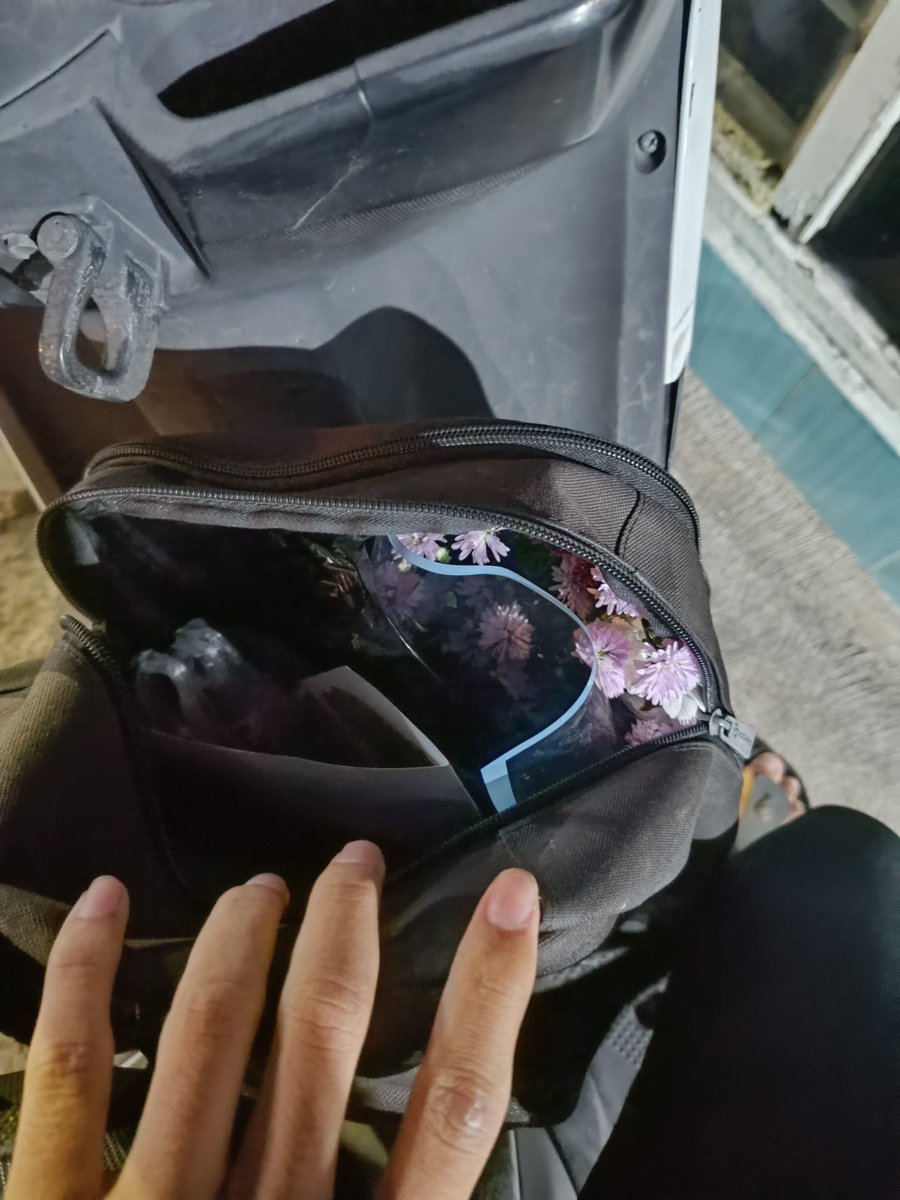 Idoqtpie's tweet photo. teruntuk sayanggkuu @aintwinterbear  aku minta maaf atas kesalahan ku kemarin, semalem aku kerumahmu terus ayah bilang kamu bubuk jadi aku nitip sama ayah buat serahin ke kamu semuanya bunga,kebab kesukaanmu &amp; tulisan tanganku. tolong baca chat WA ku sayangg🥺 pliss,aku mohon🙏☹️ https://t.co/JREAnlE1GL
