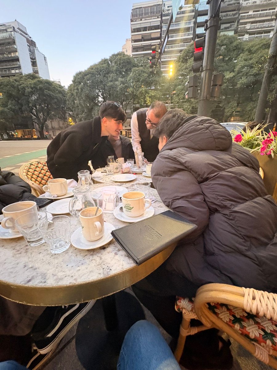 Valentindicundo's tweet photo. Roger, mozo hace 30 años de Tabac. Se hablo con pruebas de los pasos de Macri, Milei, Cristina y demás figuras en el café. 
Única pregunta evadida? SIDE y Stiuso. Ahí es donde confirmamos que el querido Roger es un espía más. https://t.co/YsRwy8nFJ9