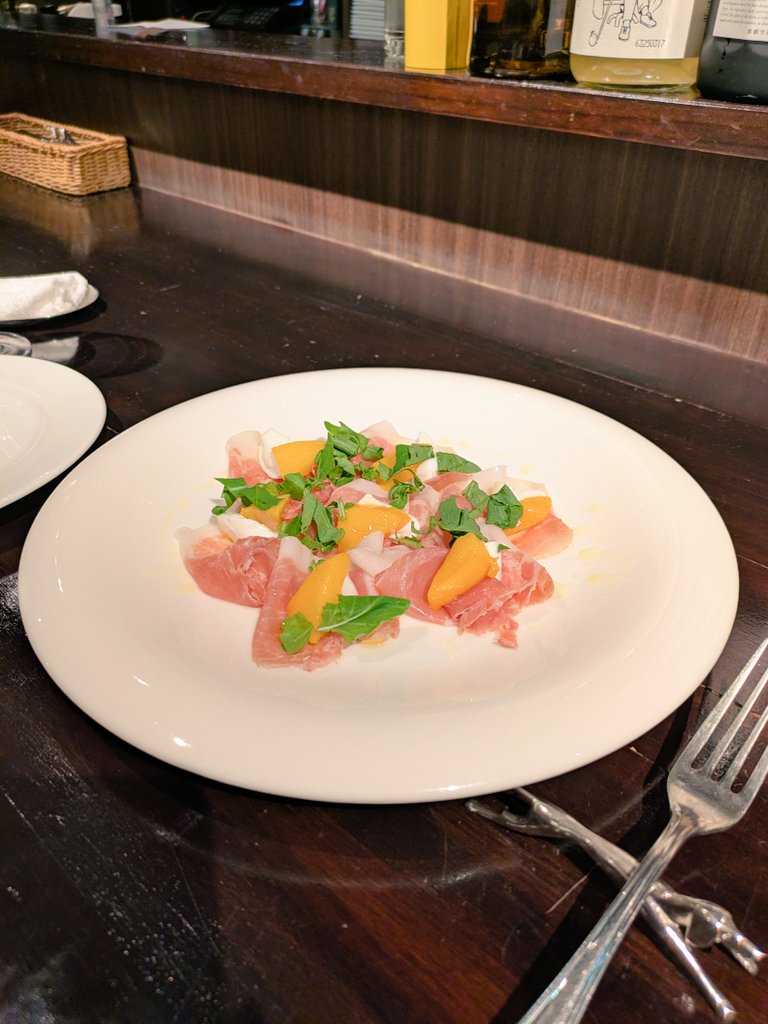rie20rie's tweet photo. 昨日は夫とレストランへ✨
前菜のマンゴーと生ハムとチーズのサラダ、美味しかった〜😊他にもありましたがいつもながら写真を撮り忘れ。基本予約しないといけないそうなのですが、お店へ入れて下さったシェフに感謝です。突然行くことになりましたがこれを私の誕生日祝にしときます😂 https://t.co/hktFew4rIT