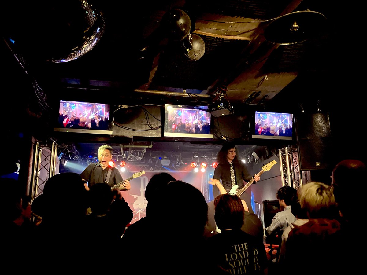 IASREFRAIN1's tweet photo. BRIMARのステージはもちろん、言葉や眼差しや行動の節々でハッとさせられることばかりで、これがロックだしこれがカッケー大人なんだなと思う。

あんなに飲んであんなに動いて、なぜあの安定感と奥深さとキメ細やかさを完成させられるのか。
これからもファンとして追っかけてゆきます👐 https://t.co/FRzASaJcKx