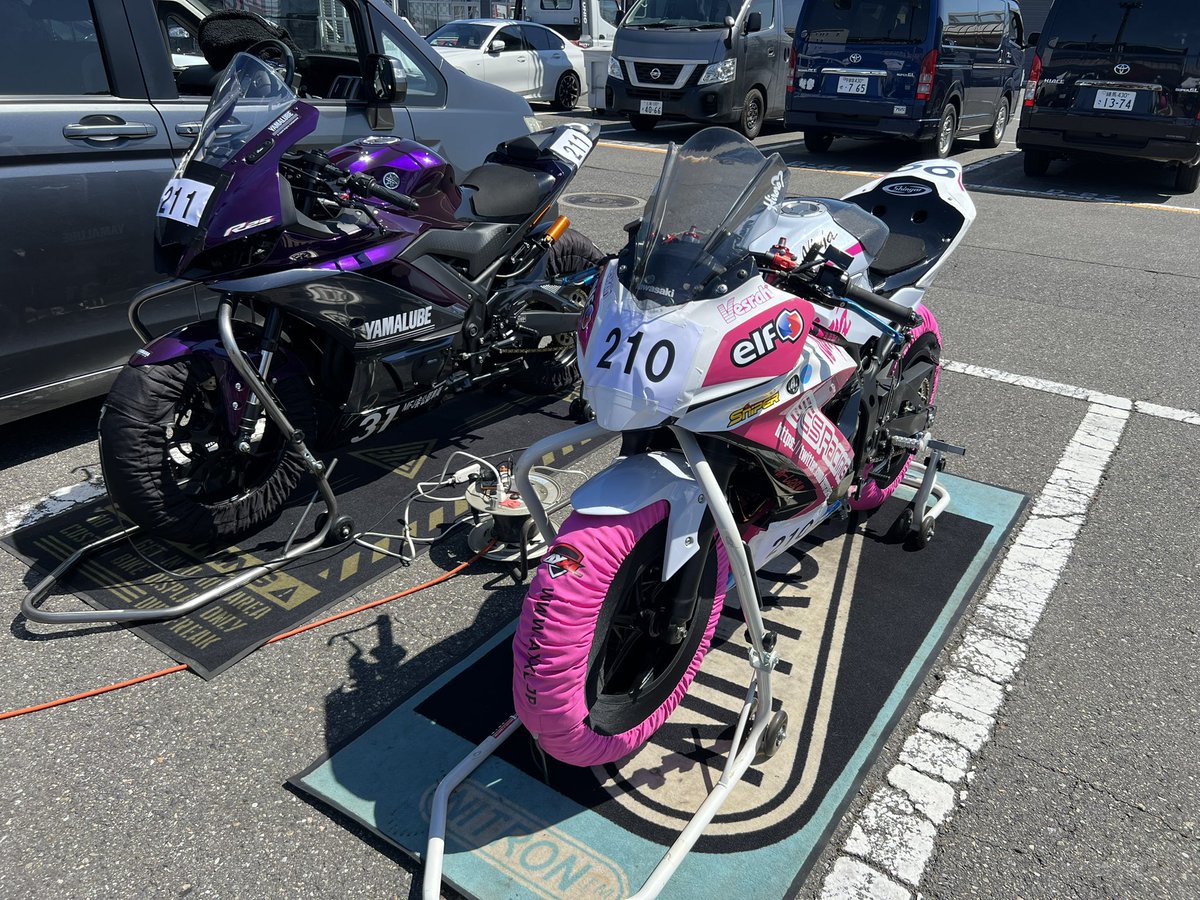 Ryo_IQ_00's tweet photo. 今日はもてぎの走行会に参加させて頂いております🐈💨
バイクに乗るのは今年初w
もてぎもｳﾝ年ぶりに走るのでそこそこ頑張ります！💪( 'ω' 💪) https://t.co/nD5EdTBxVW