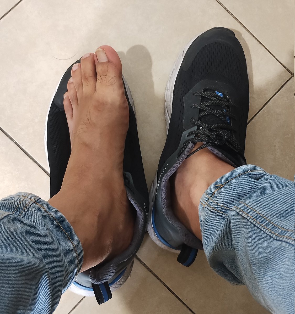 ManFetishop's tweet photo. Mas patas #PatasDeMacho #PiesDeHombre #feetfetısh #feetparadise #RT #Pies https://t.co/N6zhR8jWJr