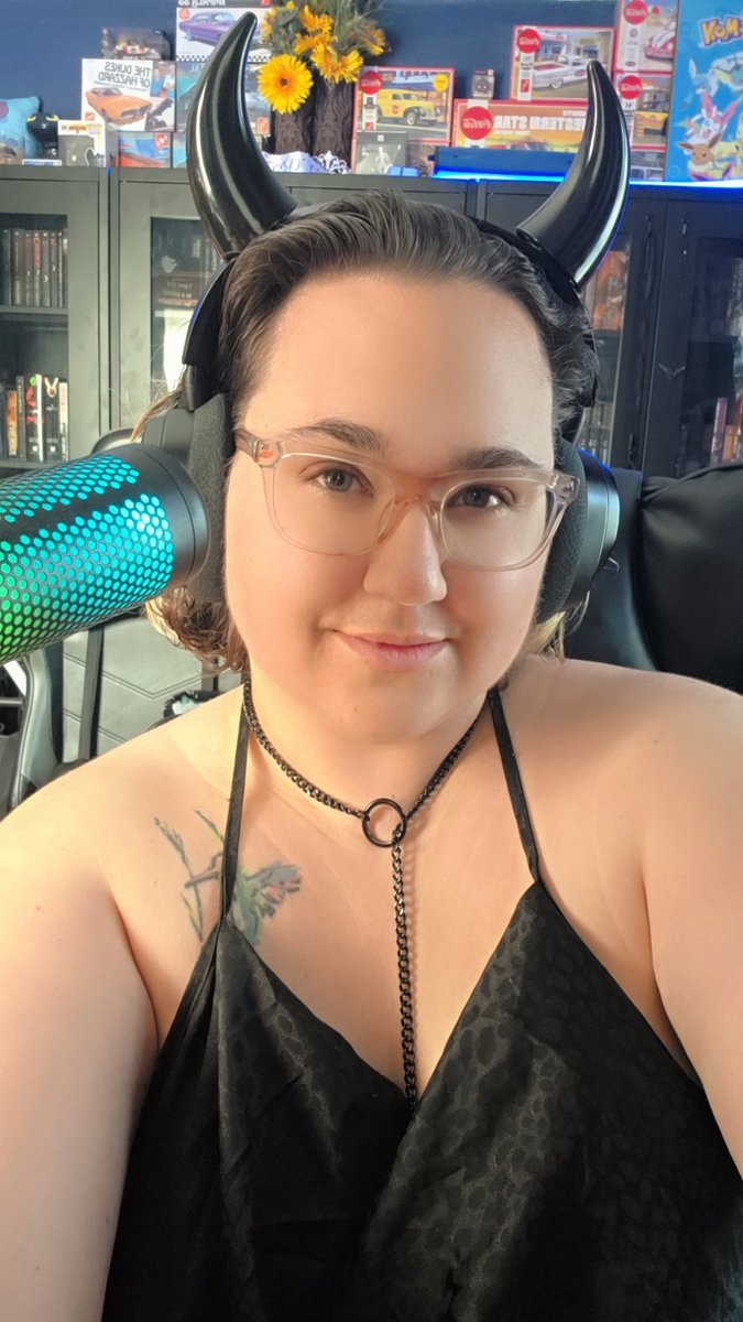 PetXIII's tweet photo. Dungeons, Dragons, and Bad Decisions
I am LIVE!!!
#HelmetFlairAmbassador #TeamFlair #RogueEnergyAffiliate #BlerpSoundAlerts #FemaleStreamer #FemaleGamer #ThroneWishlist #DND #DungeonsAndDragons #TwitchStreamer #TwitchStreaming https://t.co/E8ZTH6SAfY