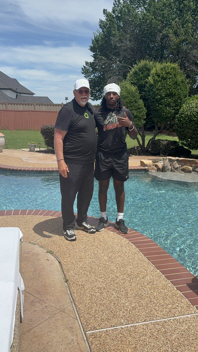 kingwhite06's tweet photo. Had a great time this weekend training with @ThrowItDeep and soaking up knowledge from legendary QB trainer @J_ChristensenQB ! @CoachFosselman @eccc_football https://t.co/ZXzn5U6f1v