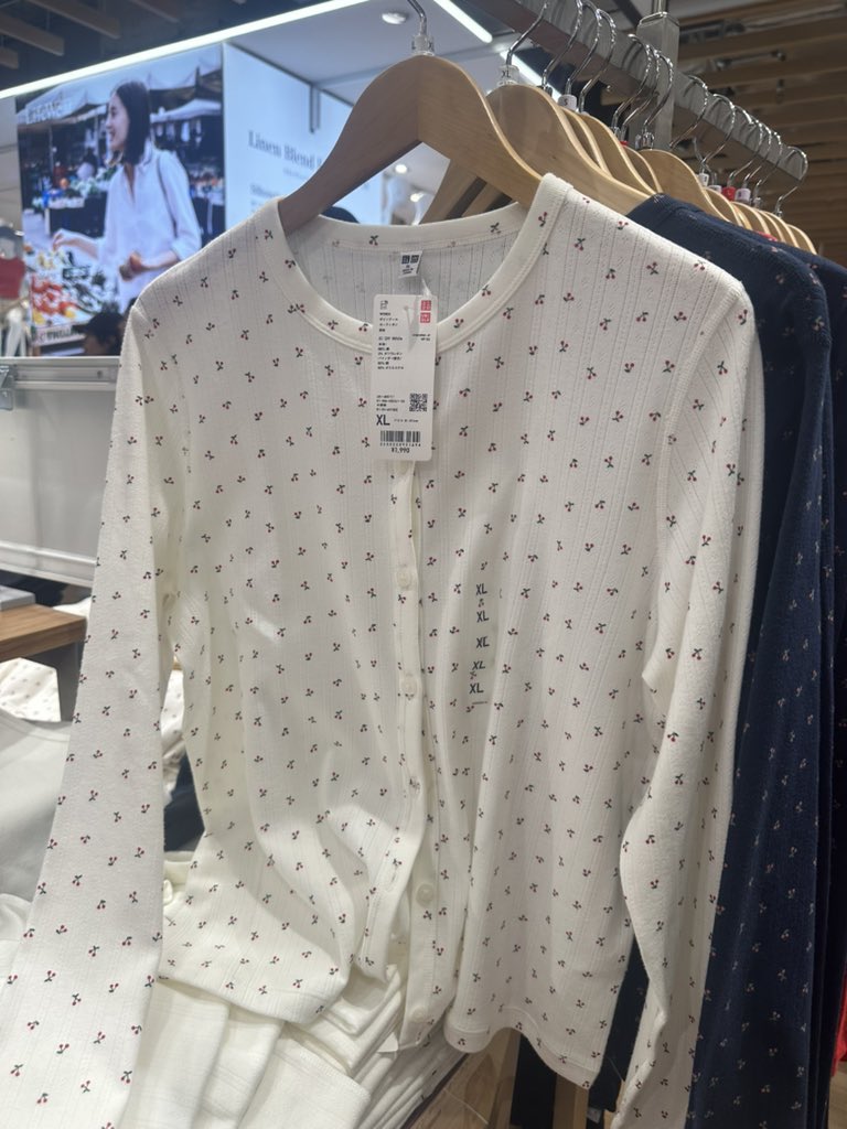 sunkixs's tweet photo. wts preloved cardigan uniqlo cherry white

- size xl
- baru sekali pake and cuci pake tangan no mesin cuci
- like new
- 185 inc ongkir jabodetabek
- ready bandung https://t.co/paop5EBLMY