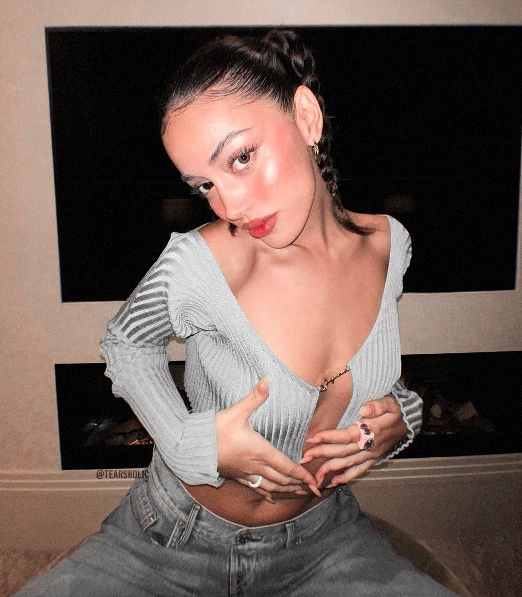 TEARSH0LIC's tweet photo. ㅤㅤㅤㅤㅤㅤㅤ

ㅤㅤyour𝗽𝗼𝗸𝗲evee : ¿Me veo bien así? ¿O mejor sonrío para ti?

ㅤㅤㅤ https://t.co/WYp3GWaDFV