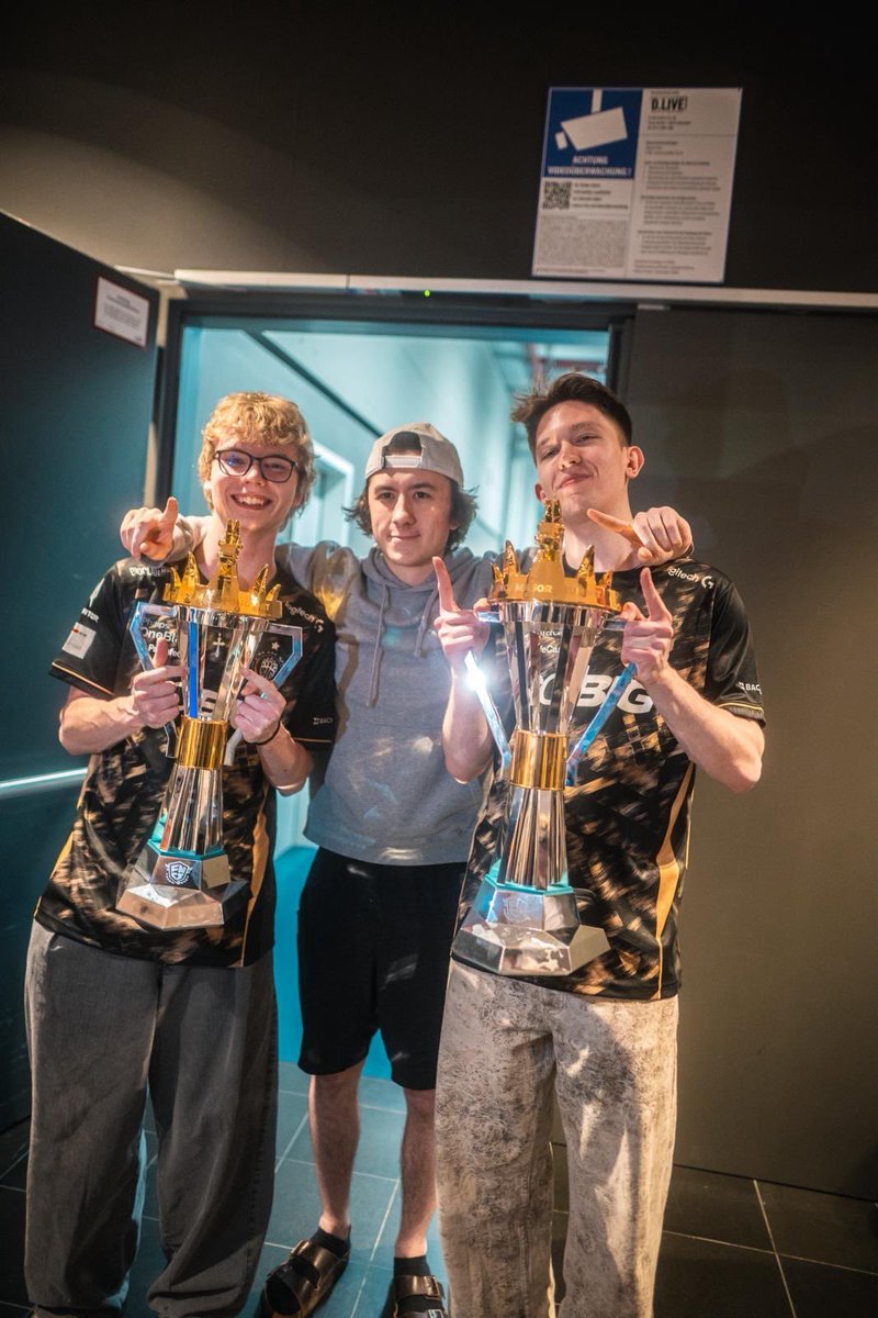 Thomas5x_'s tweet photo. 🏆 summit champs 🏆 many more to go I love my boys @Vicotryona @MalibucaFN and thank you @FNCompetitive for the great week ❤️❤️❤️ https://t.co/OtW4NzDJO0