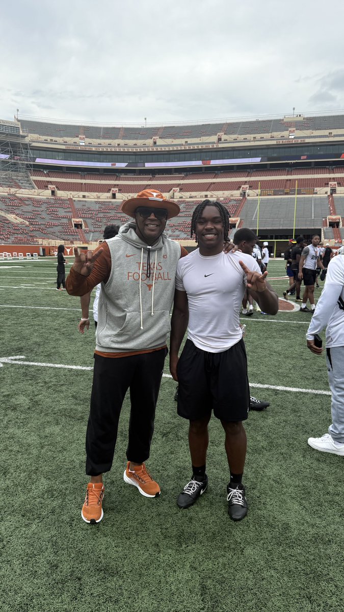 JAYMITCH_1's tweet photo. Texas elite camp was 🔥 it’s always fun to compete with the best. After a great conversation @CoachSark  @CoachJuluke it was nice meeting you guys. I’m blessed to receive an offer from @TexasFootball. 

#HookEm
Trust the process. The GRIND continues 💪🏾
@BFNDFball @Basorecoach
@CoachRitcheyFB @JeffHoweth7 @CoachSark @BWells409  @TexasRecruiting @TXHRecruiting @CJVogel_OTF @TexasRecruiting @samspiegs @malloryhartley @GPowersScout
@iam_alinedouard @adamgorney
@MikeRoach247 @ChadSimmons_
@DCTF @_RL_Martin @247Sports
@TomLoy247 @AABonNBC @SWiltfong_  @247Hudson 
@WillTurboff  @BrandonHuffman @TFloss32 @TheUCReport @AWilliamsUSA 
@BDammone 
@nikefootball @TheOpening 

#TexasHSFB  #TXHSFB  #RecruitThe210 #RecruitBrennanBears #HighSchoolFootball #OFFERSZN 
#2028watchlist