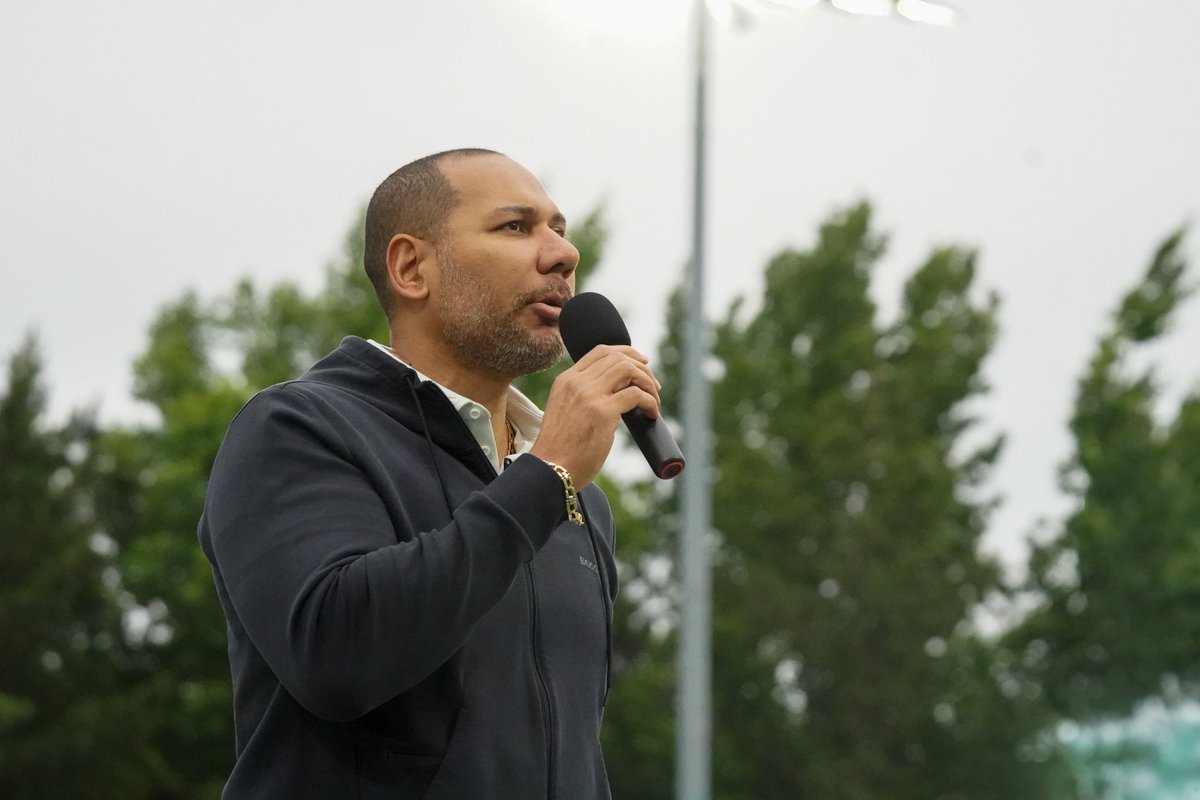 LaSelecta_SLV's tweet photo. Yamil Bukele, presidente de la FESFUT, antes del juego de la Sub-20 en Atlanta:

"Quiero agradecer a la afición por el apoyo que siempre nos brinda. Quiero decirles que las puertas de la Selección están abiertas de par en par para sus hijos". https://t.co/FybY6JVKkr