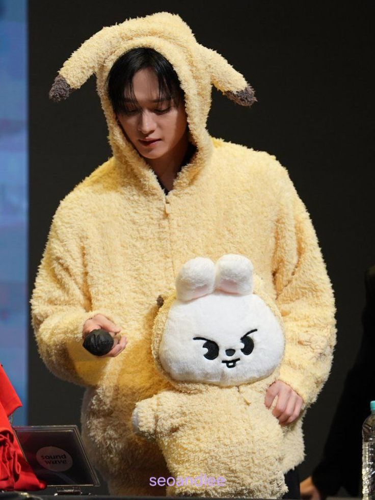 jjksohwng's tweet photo. #misung oneshot au onde..
Jisung sai com seus melhores amigos para um restaurante temático de videogame e recebe um bilhete
ou
Minho, o chef de cozinha que também se fantasia de Pikachu, se apaixona por um dos clientes
(baseado em fatos reais) https://t.co/ekBiCOCVg3