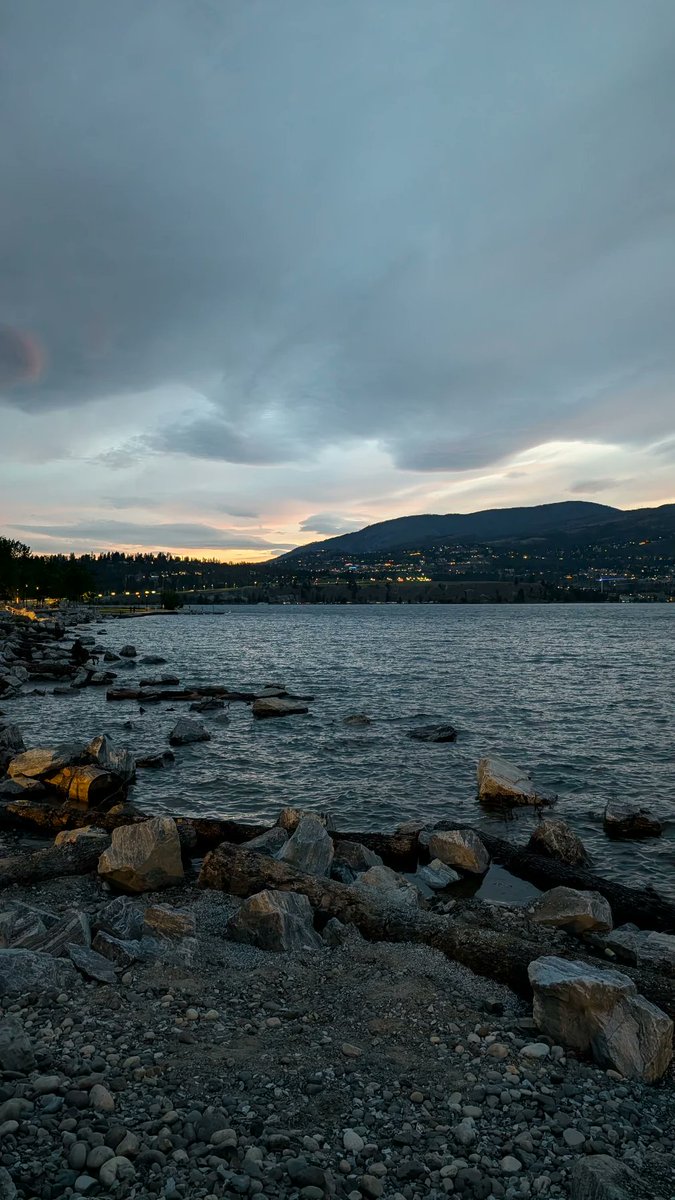 micheledwiggins's tweet photo. Today is our last day in Kelowna for the #MemorialCup  and it has been amazing! Everyone here has been so friendly and helpful, and we have enjoyed watching the @Kelowna_Rockets and @WHLsilvertips represent @TheWHL. And for the first, and last time this season, Let's Go Tips. https://t.co/nsVj3SsaQQ
