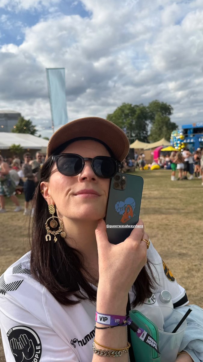 BashcroftMx's tweet photo. Sebastian Croft with Aisling Bea, Laura Checkley and Harriet Rose at the Mighty Hoopla festival 

📷: Sebastian Croft via ig stories https://t.co/UUZVSbmZyv