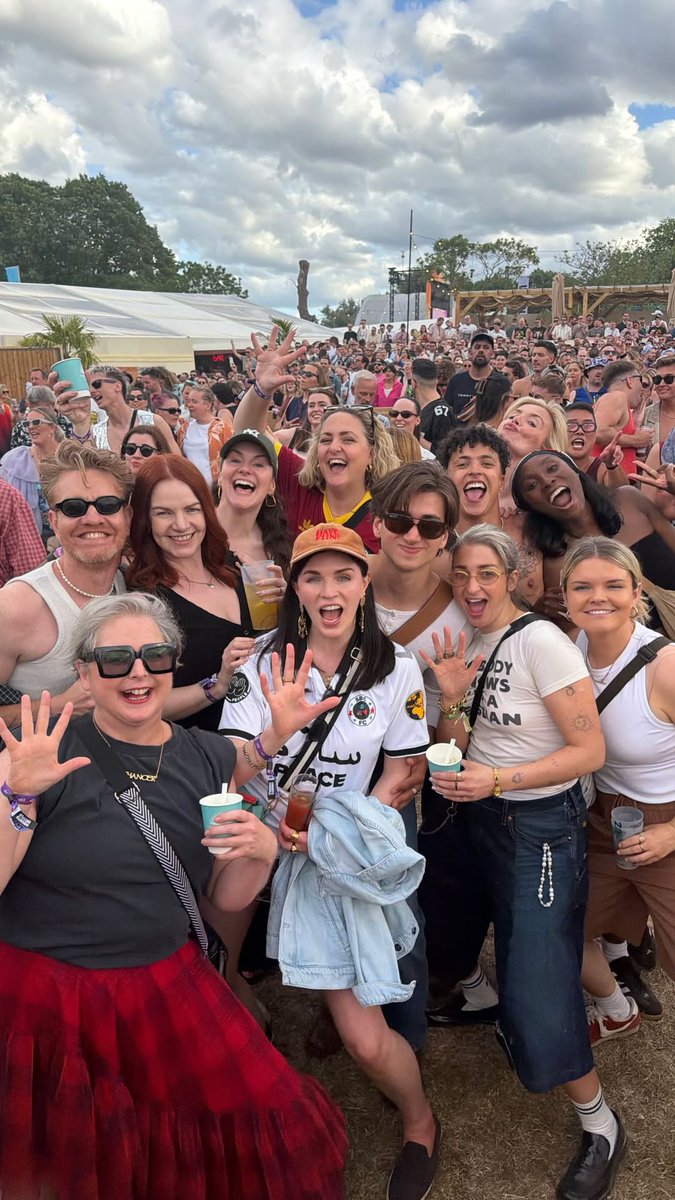 BashcroftMx's tweet photo. Sebastian Croft with Aisling Bea, Laura Checkley and Harriet Rose at the Mighty Hoopla festival 

📷: Sebastian Croft via ig stories https://t.co/UUZVSbmZyv
