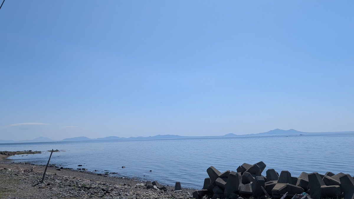rusafieldhouse's tweet photo. おはようございます。
気温は17℃と快晴です。
ご覧のとおり、国後島もよく見えてます。 https://t.co/WiR4SLGHtA