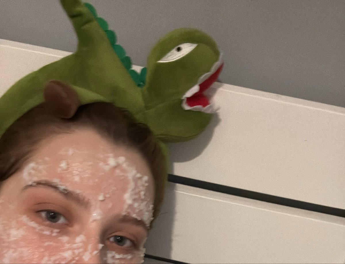 giversvr's tweet photo. chokita com esss tiara de dinossauro q meu namorado me deu https://t.co/Tqa28tZZJ8