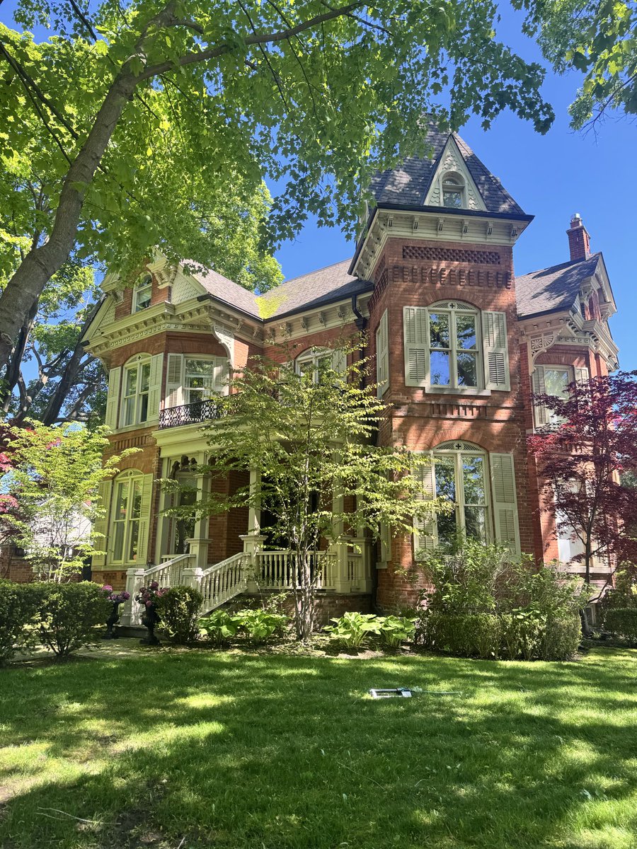 barcaXMSN's tweet photo. Oakville Ontario might be prime real estate for 2010s horror movie sets https://t.co/1ZAb6uSrQk