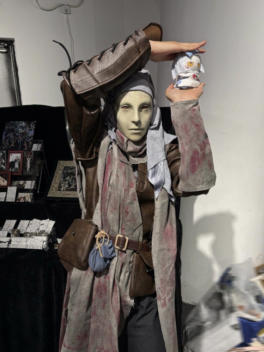 frywanwan's tweet photo. 去杭州魂类游戏only玩了！拜托varre的cosplayer老师们拿了我画的卡片和varre娃娃，效果太精彩了非常感谢🥺😭还和朋友们的varre娃娃合照了，好可爱ww https://t.co/ktpKtLviB5