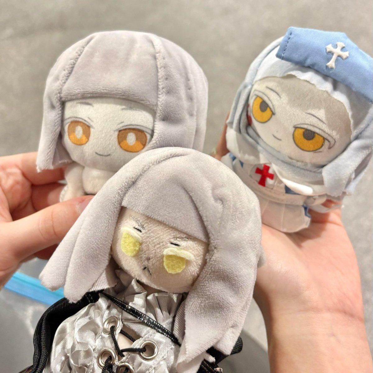 frywanwan's tweet photo. 去杭州魂类游戏only玩了！拜托varre的cosplayer老师们拿了我画的卡片和varre娃娃，效果太精彩了非常感谢🥺😭还和朋友们的varre娃娃合照了，好可爱ww https://t.co/ktpKtLviB5