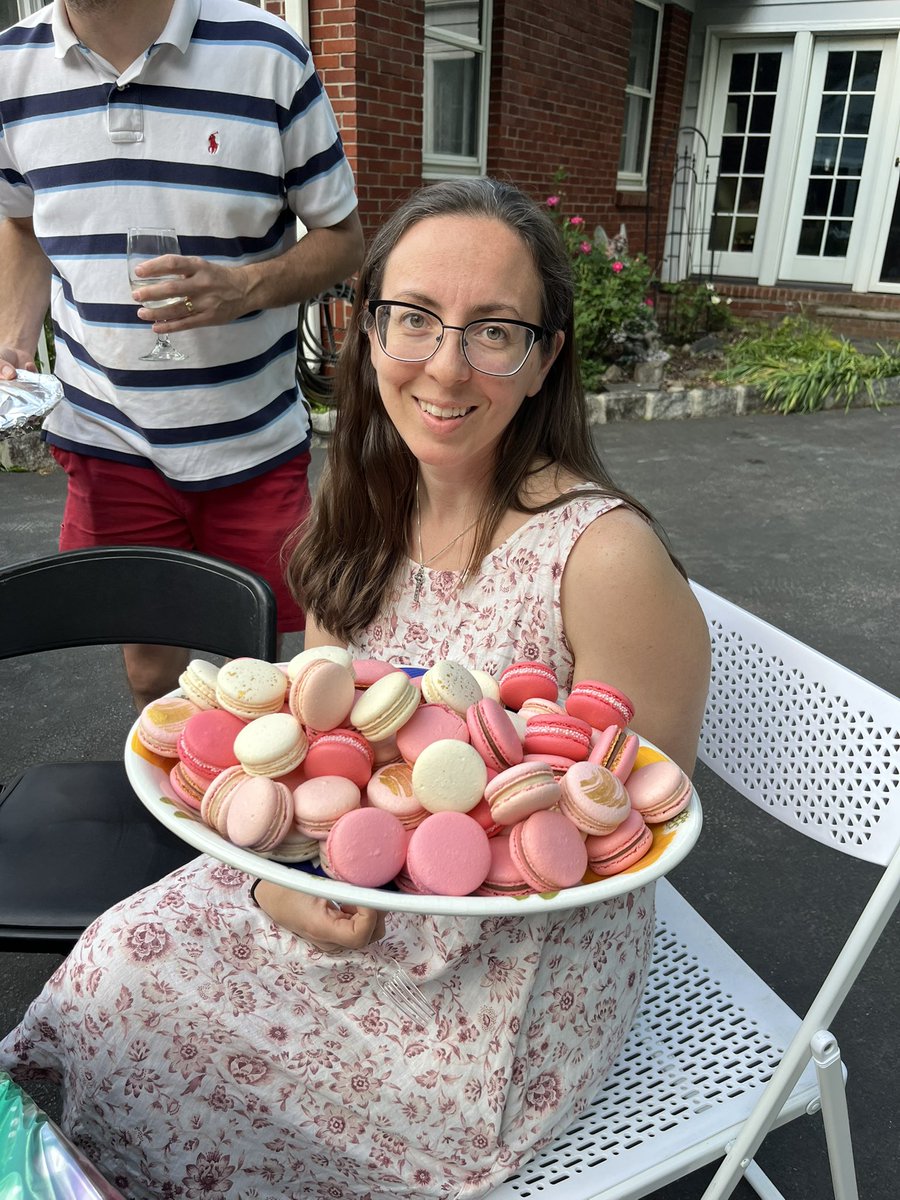 ginacimmelli's tweet photo. happy birthday to my beautiful cousin, katie 💐🧁💗 https://t.co/5fVJJ49oDp