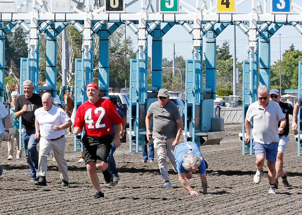 EmeraldDowns's tweet photo. Grandparents Race

Grandpas

Early spill in the 40-yard dash

Everyone survived in the 4th running of the Grandparents Races at Emerald Downs https://t.co/t0Aq3ICeYD