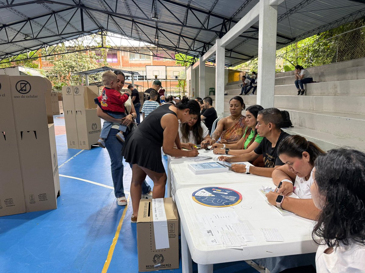 RafaelaCortesZ's tweet photo. Hoy el Meta tuvo una jornada electoral tranquila, segura y ampliamente participativa. Quiero agradecer en este importante logro a los ciudadanos por su comportamiento ejemplar, a la Fuerza Pública, la Registraduría, la Procuraduría, la Defensoría del Pueblo, la Fiscalía, los jurados de votación, alcaldías y servidores públicos que trabajaron durante semanas y hoy con todas sus fuerzas para garantizar las condiciones necesarias para el ejercicio democrático.

En un contexto complejo para la seguridad del país, los ciudadanos demostraron en nuestro departamento y el país, que son más fuertes que el miedo y que ninguna amenaza puede estar por encima de su derecho a participar. Las instituciones respondieron, los protocolos funcionaron y el departamento y Colombia estuvieron a la altura de este importante reto democrático.

Como gobernadora del Meta y presidenta de la Federación Nacional de Departamentos, quiero reconocer y exaltar el trabajo realizado en todo el país por gobernadores, alcaldes, autoridades electorales, organismos de control y Fuerza Pública. Colombia demostró una vez más la fortaleza de sus instituciones y la capacidad de las regiones para trabajar unidas en defensa de la participación ciudadana, la legalidad y la confianza democrática.