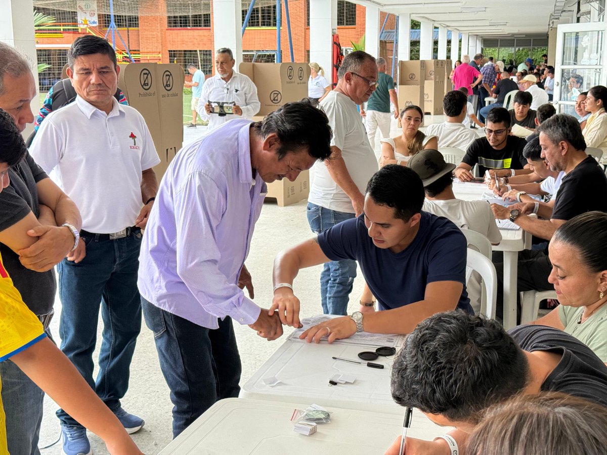 RafaelaCortesZ's tweet photo. Hoy el Meta tuvo una jornada electoral tranquila, segura y ampliamente participativa. Quiero agradecer en este importante logro a los ciudadanos por su comportamiento ejemplar, a la Fuerza Pública, la Registraduría, la Procuraduría, la Defensoría del Pueblo, la Fiscalía, los jurados de votación, alcaldías y servidores públicos que trabajaron durante semanas y hoy con todas sus fuerzas para garantizar las condiciones necesarias para el ejercicio democrático.

En un contexto complejo para la seguridad del país, los ciudadanos demostraron en nuestro departamento y el país, que son más fuertes que el miedo y que ninguna amenaza puede estar por encima de su derecho a participar. Las instituciones respondieron, los protocolos funcionaron y el departamento y Colombia estuvieron a la altura de este importante reto democrático.

Como gobernadora del Meta y presidenta de la Federación Nacional de Departamentos, quiero reconocer y exaltar el trabajo realizado en todo el país por gobernadores, alcaldes, autoridades electorales, organismos de control y Fuerza Pública. Colombia demostró una vez más la fortaleza de sus instituciones y la capacidad de las regiones para trabajar unidas en defensa de la participación ciudadana, la legalidad y la confianza democrática.