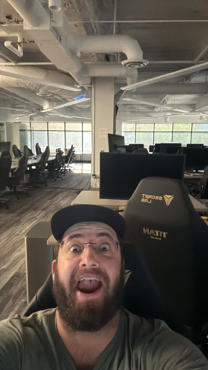liamdig's tweet photo. brooo, where’d everyone go?!?!? https://t.co/SzHDUfo3GH