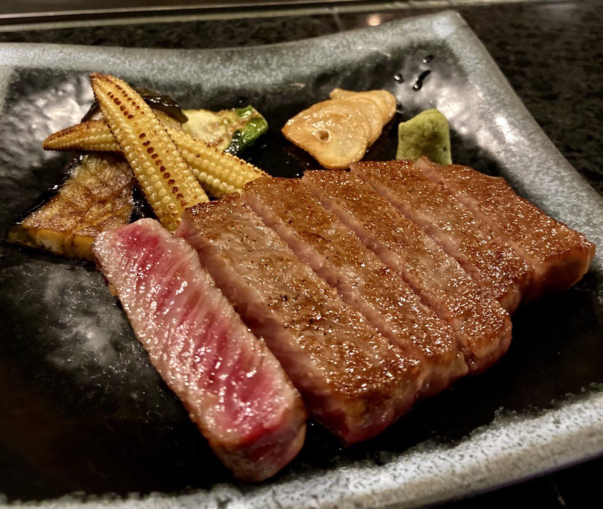 T9JC3dYOAdiv3AM's tweet photo. 「前沢小形牧場牛サーロイン」
牛の背中から腰にかけて取れる部位で、きめ細かいサシが特徴。
100g¥6,800

ポルトガル・パルメラ産「ペルソナリザド」
滑らかな旨味が心地良い、フレンチオーク6ヶ月熟成の赤。
グラスのみの提供¥1,400

是非ともお試しくださいませ🙇

#盛岡ステーキ　#香月 https://t.co/mhey9946GO