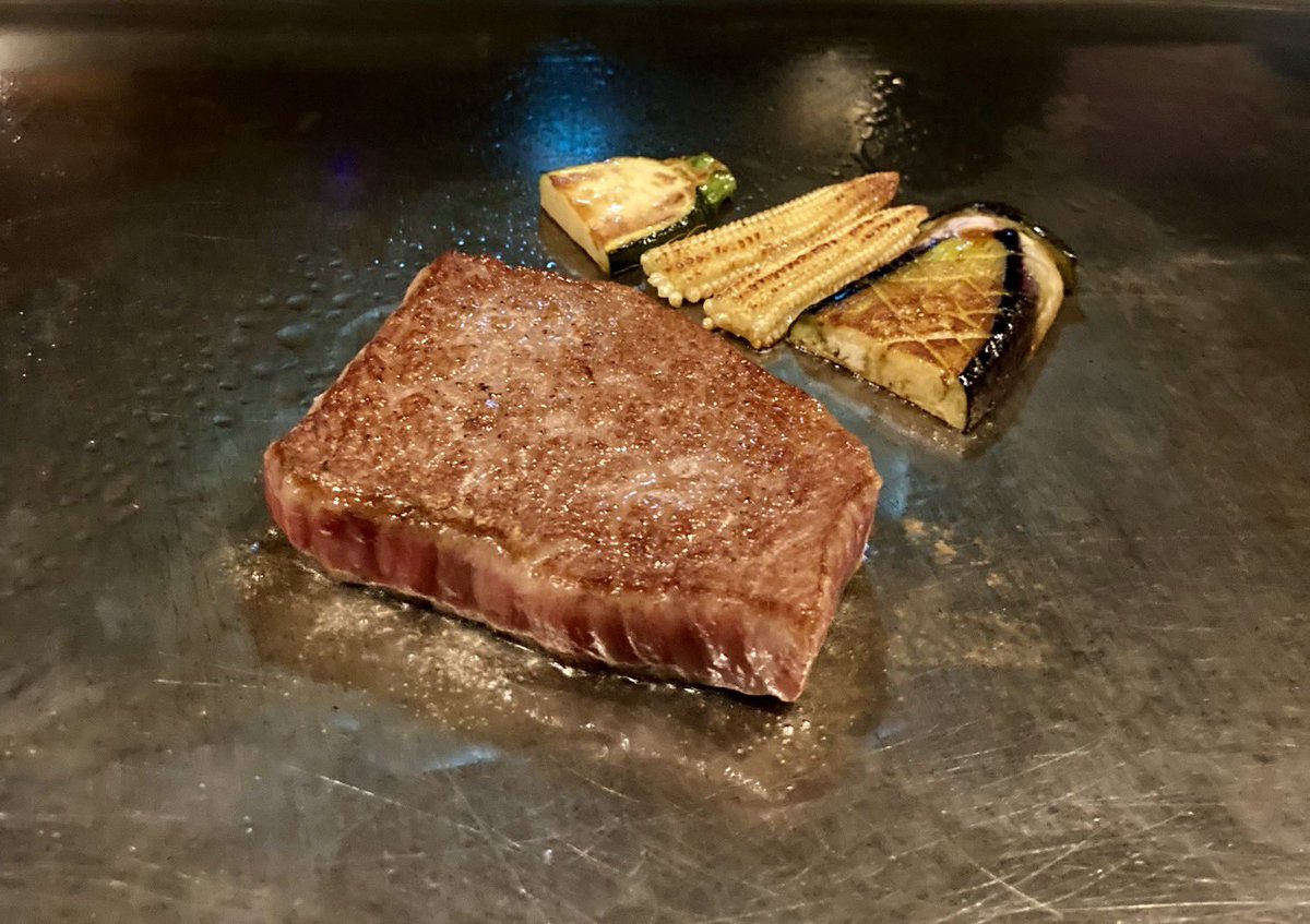 T9JC3dYOAdiv3AM's tweet photo. 「前沢小形牧場牛サーロイン」
牛の背中から腰にかけて取れる部位で、きめ細かいサシが特徴。
100g¥6,800

ポルトガル・パルメラ産「ペルソナリザド」
滑らかな旨味が心地良い、フレンチオーク6ヶ月熟成の赤。
グラスのみの提供¥1,400

是非ともお試しくださいませ🙇

#盛岡ステーキ　#香月 https://t.co/mhey9946GO