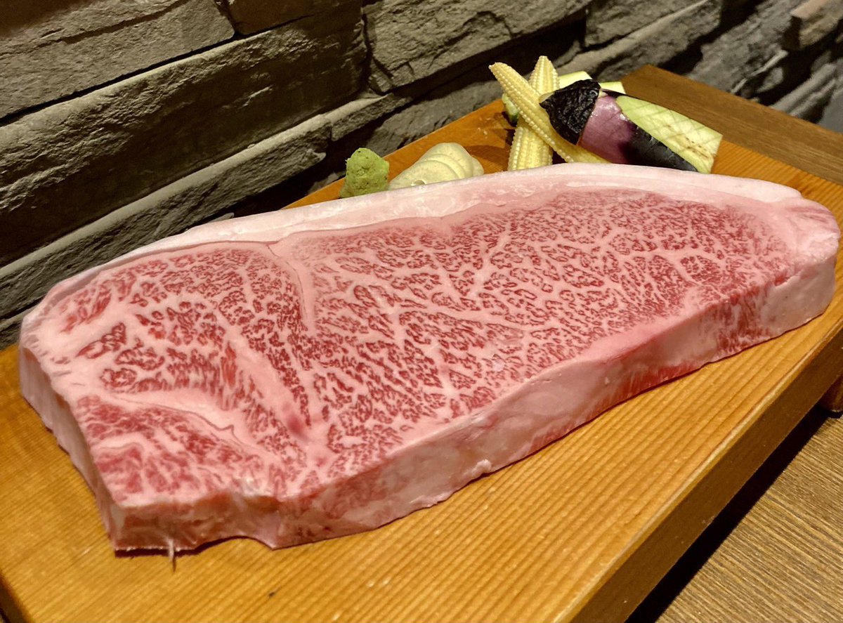 T9JC3dYOAdiv3AM's tweet photo. 「前沢小形牧場牛サーロイン」
牛の背中から腰にかけて取れる部位で、きめ細かいサシが特徴。
100g¥6,800

ポルトガル・パルメラ産「ペルソナリザド」
滑らかな旨味が心地良い、フレンチオーク6ヶ月熟成の赤。
グラスのみの提供¥1,400

是非ともお試しくださいませ🙇

#盛岡ステーキ　#香月 https://t.co/mhey9946GO