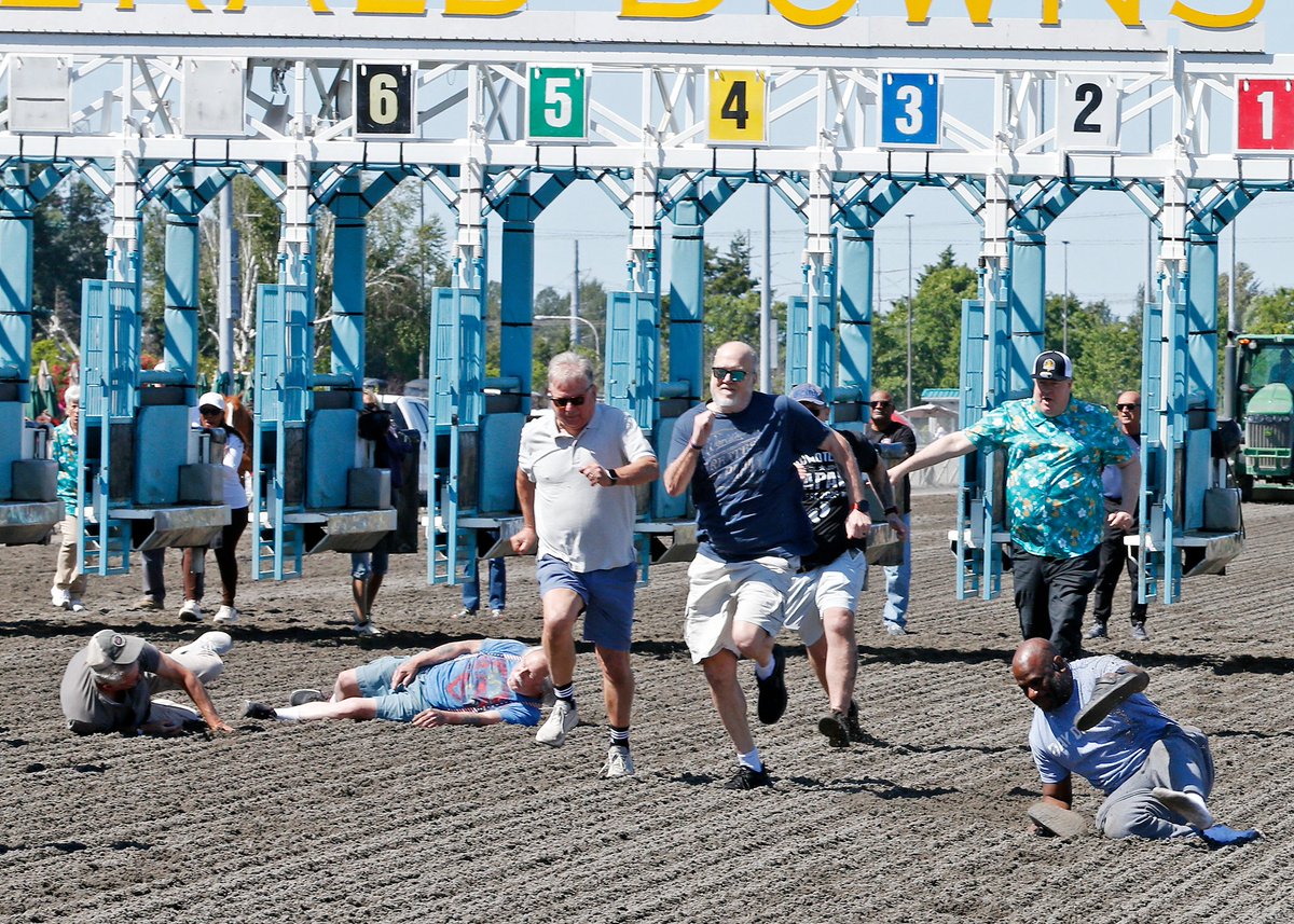 EmeraldDowns's tweet photo. Grandparents Race

Grandpas

Early spill in the 40-yard dash

Everyone survived in the 4th running of the Grandparents Races at Emerald Downs https://t.co/t0Aq3ICeYD