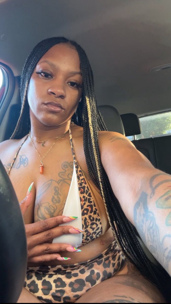 GerriFineAss's tweet photo. I can’t see a fuck to give over this thickness #thickMAMA 🍯🙃 https://t.co/46PiJKftbh