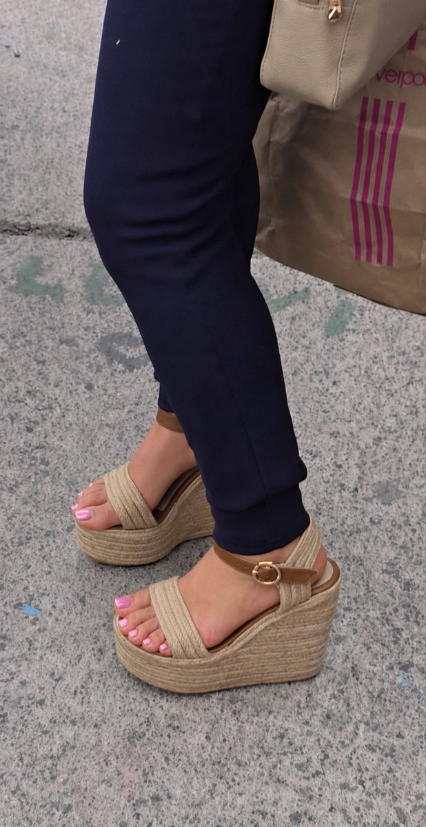 pies_sandalias's tweet photo. #pies  de madura en la plaza #feet #foot #onlyfans #sellcontent https://t.co/aZJlKRmJi0