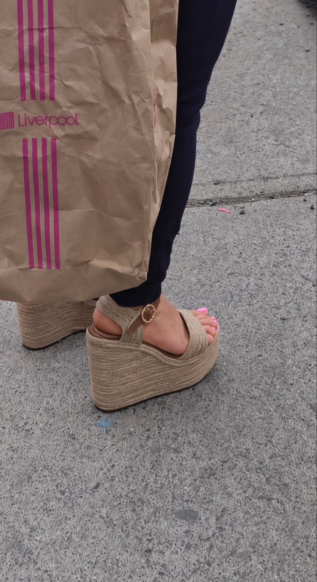 pies_sandalias's tweet photo. #pies  de madura en la plaza #feet #foot #onlyfans #sellcontent https://t.co/aZJlKRmJi0