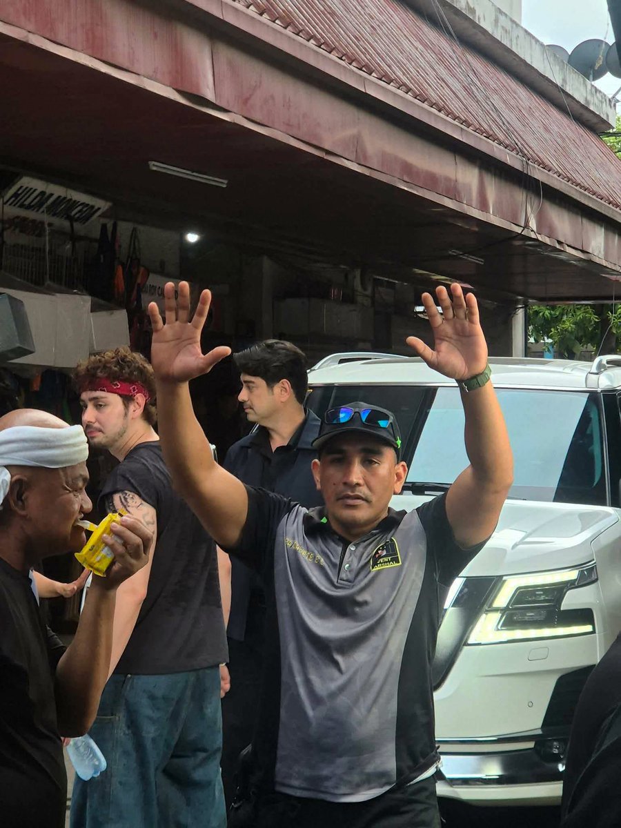 blairwaldorfs_'s tweet photo. five of seven of our og kontraks are in dumaguete 🥹 sure na to incognito nga ginagawa nila don 😂 https://t.co/8h7OBkPRHR