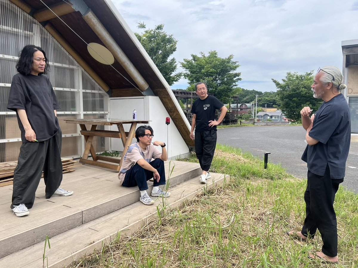 ryuji_fujimura's tweet photo. 学生がグループワークしている間、恒例の教員GDZ。各自の取り組みを共有し位置を測るよい機会。 https://t.co/gtbBE8fXee