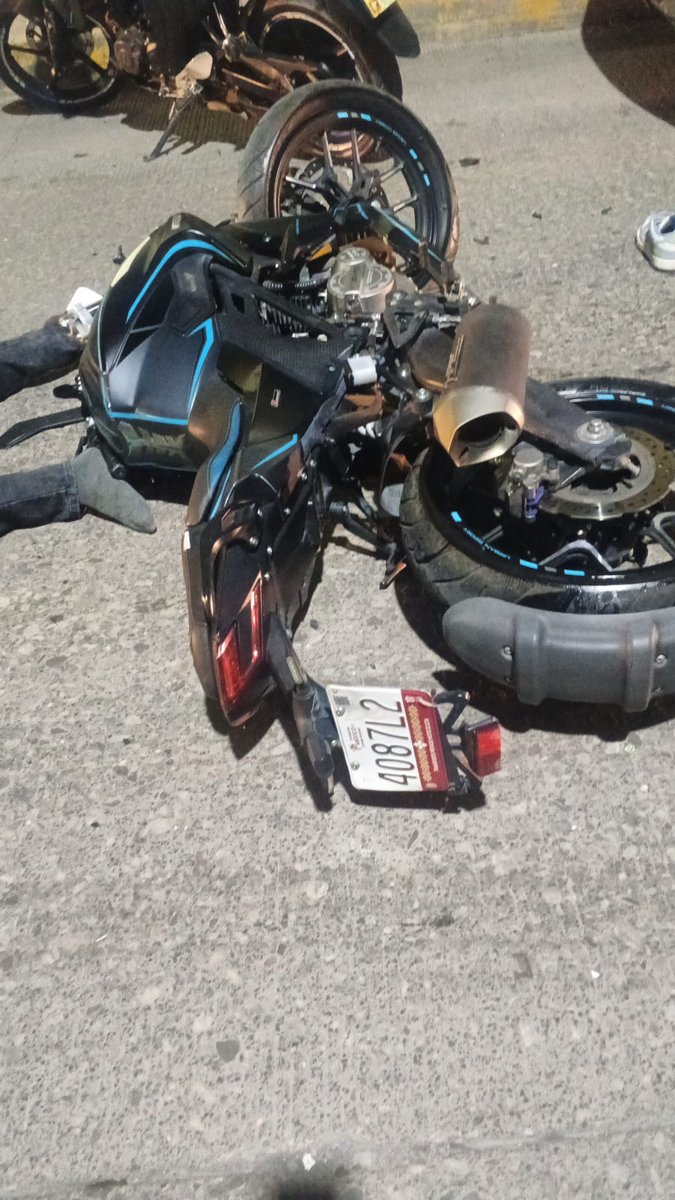 AlarmaOficial's tweet photo. ¡Terrible accidente! 😔 Es necesario identificar a las personas, ya que NUEVAMENTE no localizan a sus familiares. El accidente ocurrió en las inmediaciones de la Estación 5 del Mexicable San Andrés. ¿Alguien reconoce a los afectados? Por favor, ayuden a compartir. ¡Gracias! 🙏 https://t.co/DW8Eeg7Pf2