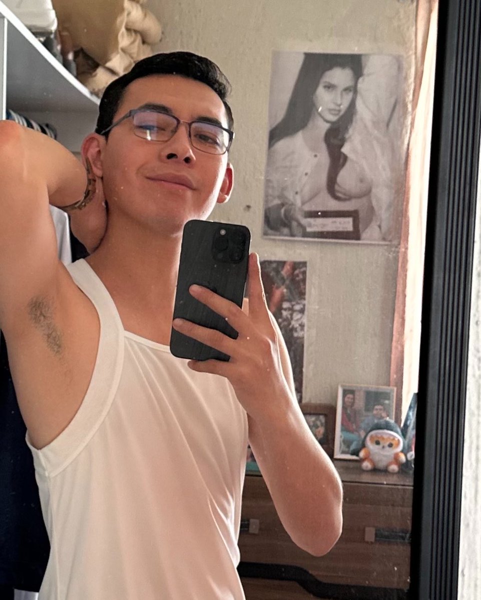 OsForeverboy's tweet photo. Copiándole la pose a santa lana del rey ✌🏻😊 🫧 https://t.co/HB0PTrPMfC