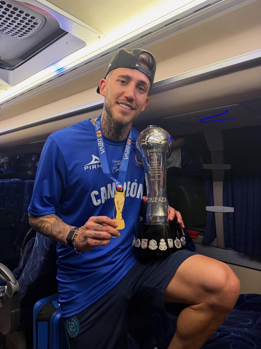 CafeAzulFC's tweet photo. #BioAzul
Piovi es un caso extraño en @CruzAzul campeón
Cometió errores terribles por su displiscencia en el campo.
Se dijo.
Sin embargo entró a liguilla y fue otro. Por ahí un mal despeje vs Pumas, pero el resto de la liguilla fue el Piovi que llegó a ser MVP.
#CruzAzul1027 https://t.co/MY5YvL4aun