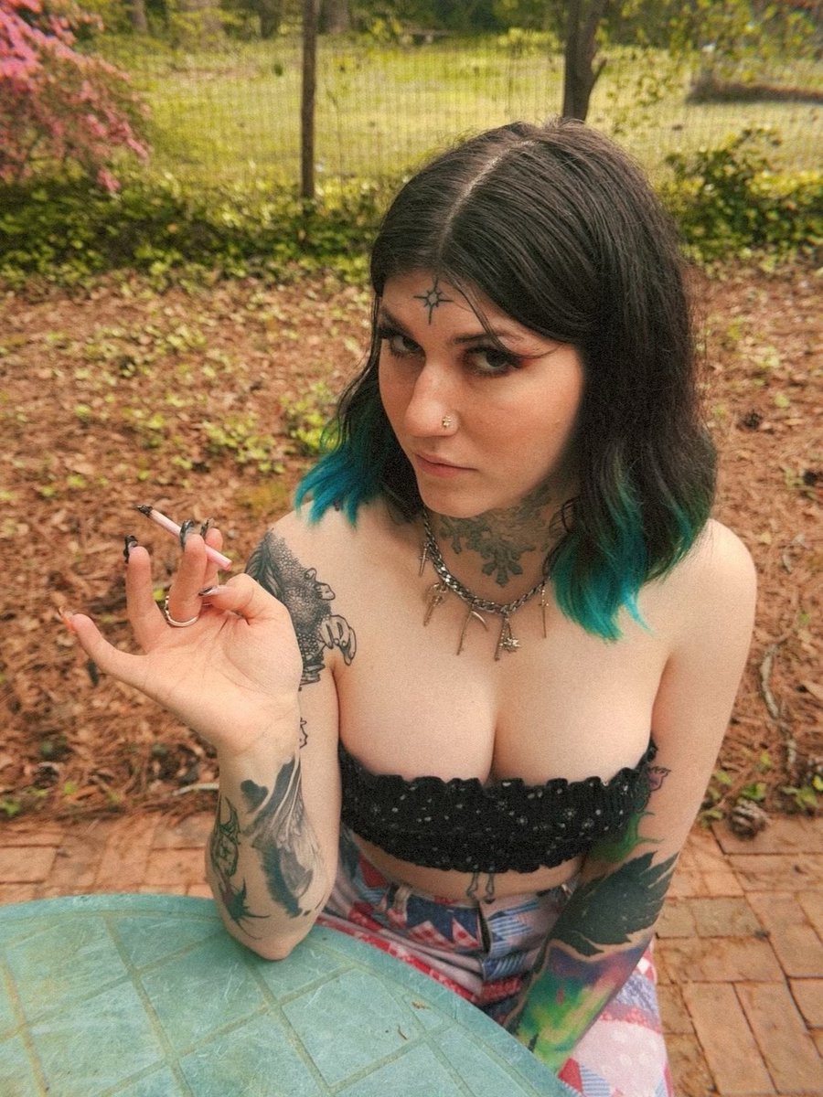 imtrapjade's tweet photo. Am I pretty? 

(I was born a man btw) https://t.co/hvEoQyzVh3