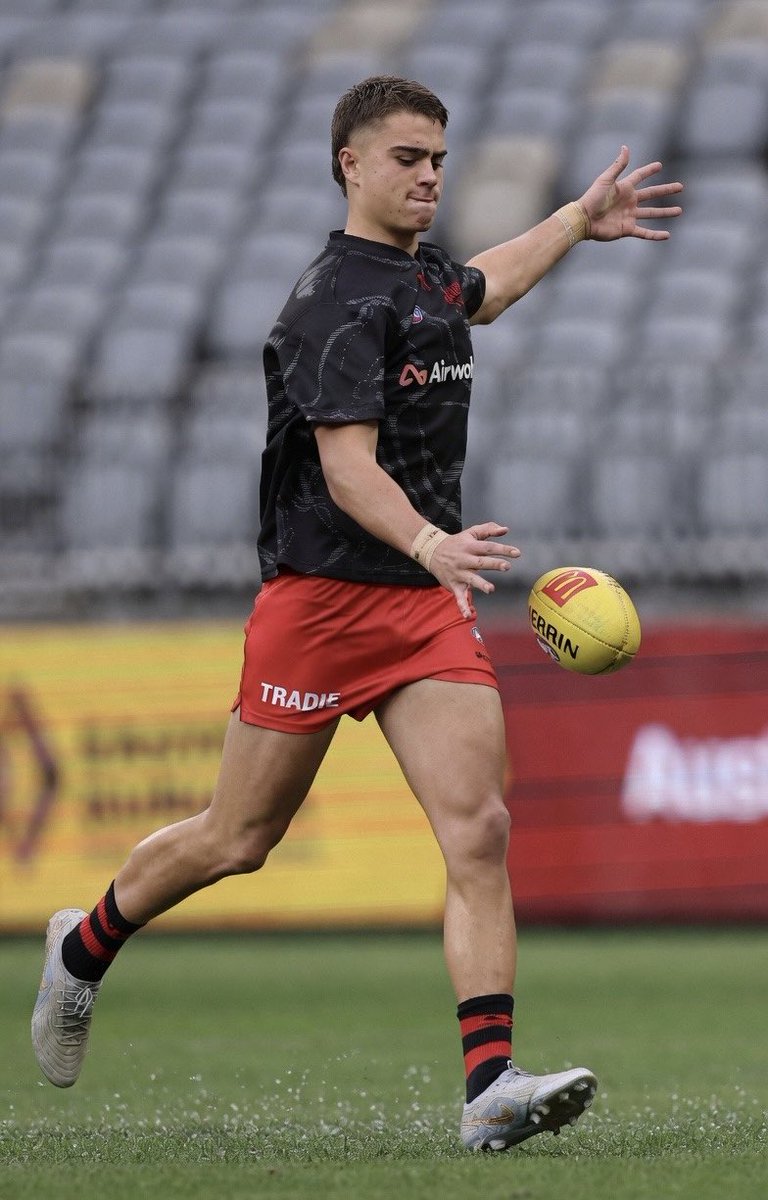 DonCaldwelll's tweet photo. In Round 12, Sullivan Robey ranks among ALL Midfielders in the AFL:

▪️Had the equal most Clearances ⭐️‼️
▪️4th most Ground Balls
▪️5th most Contested Footy 
▪️6th most Tackles 

🟥⬛️ https://t.co/xZJN7NKkma